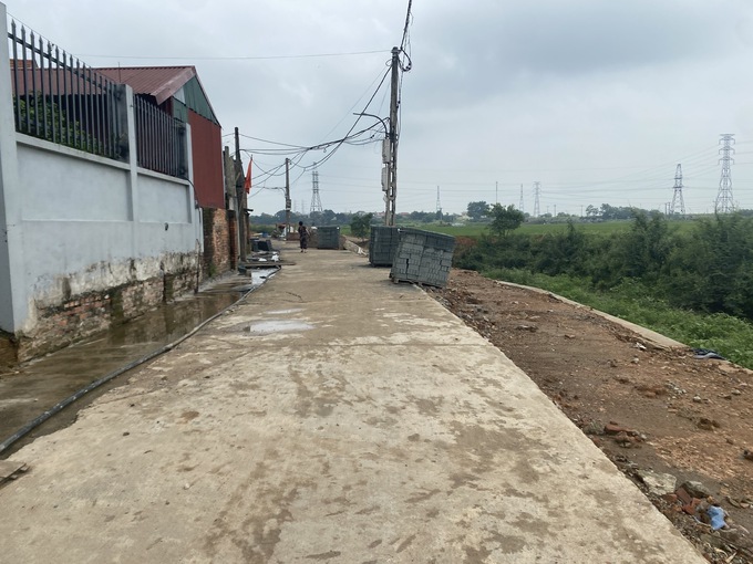 Ngổn ngang những kệ gạch, những tấm nắp rãnh trên mặt đường