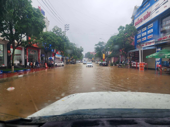 QL43 đoạn qua huyện Mộc Châu (Sơn La) gây ngập úng, giao thông bị ùn tắc...