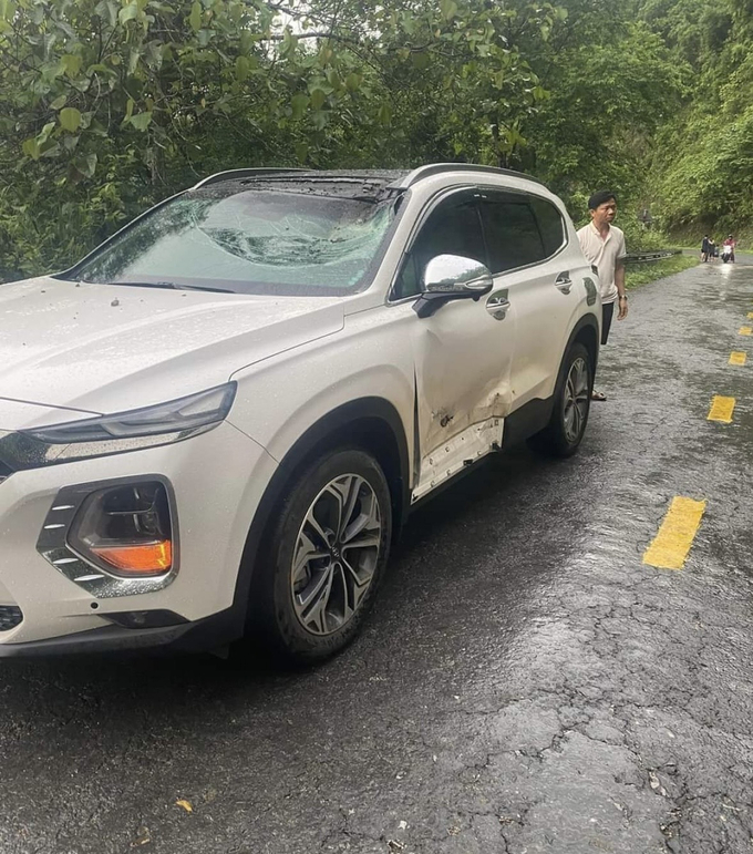 Đá lăn trúng xe của người đi đường trên địa bàn tỉnh Sơn La
