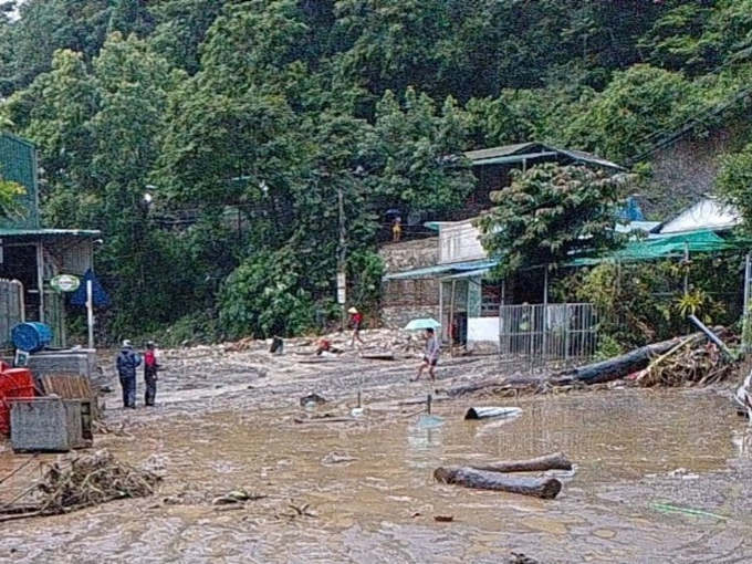 QL.12 đoạn qua Mường Chà (Điện Biên) ùn tắc do mưa lớn gây ngập úng