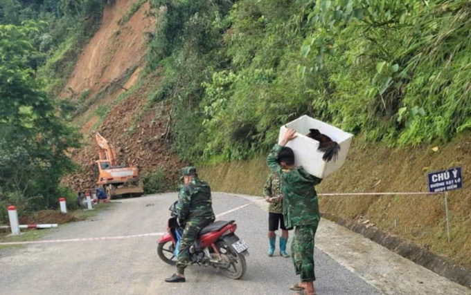 Đơn vị quản lý đường bộ đã căng dây cắm biển cảnh báo đối với người dân tham gia giao thông