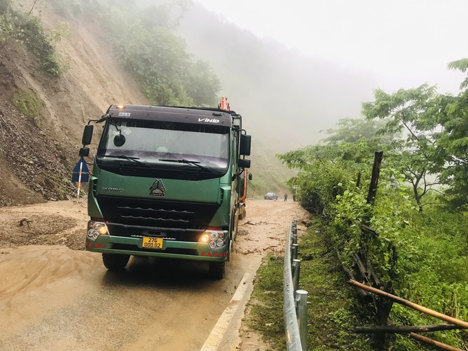 Vào lúc 7h sáng nay (9/9) các phương tiện đã có thể lưu thông tạm thời qua điểm sạt lở