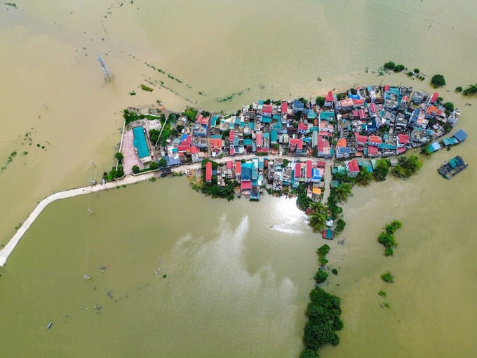 Không chỉ tỉnh lộ 421B, đường vào xóm Bến Vôi, xã Cấn Hữu có đoạn cũng bị nước nhấn chìm