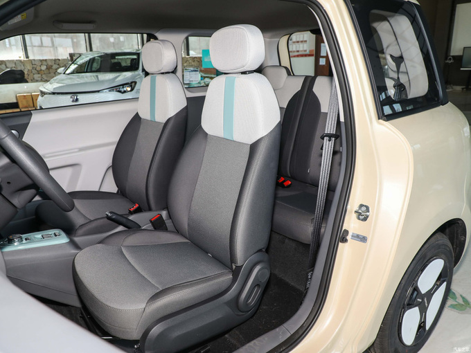 Về nội thất, chiếc hatchback đô thị này cũng mang phong cách độc đáo, với nhiều chi tiết bo tròn