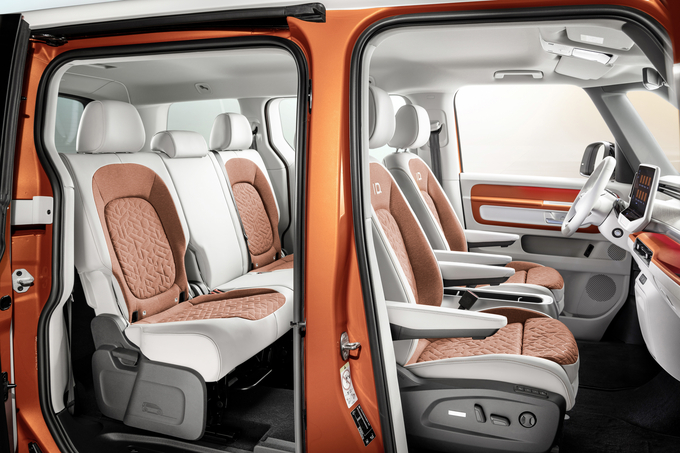 Xét về nội thất, Volkswagen ID.Buzz nổi bật bởi sự hoài cổ đầy tinh tế và được tối đa hóa không gian. Ảnh VW