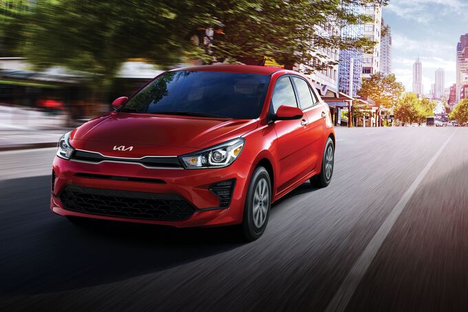 Kia Rio 2022 sở hữu vẻ ngoài đậm chất thể thao với phần cản trước được mở rộng phối lưới gợn sóng. Ảnh Kia