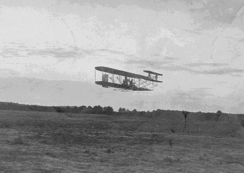 Wilbur Wright trên chiếc máy bay đi qua Châu u năm 1908