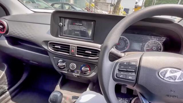 Nội thất Hyundai Grand i10 được trang bị không gian nội thất màu đen với những điểm nhấn trang trí màu cam như chỉ thêu trên các chi tiết da, viền nhựa trên các cửa gió điều hòa