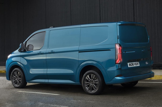 Đuôi xe Ford E-Transit Custom 2023. Ảnh Ford