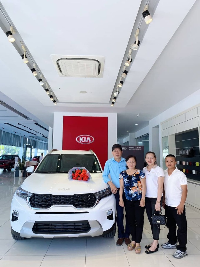 Gia đình bà Lý nhận xe mới