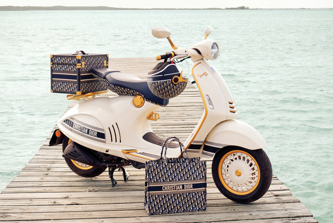 Với nguồn cảm hứng thời trang từ Dior, Vespa đã hợp tác cùng thương hiệu này ra mắt phiên bản đặc biệt 946 Christian Dior mừng sinh nhật của cả hai thương hiệu. Ảnh SietaNotas