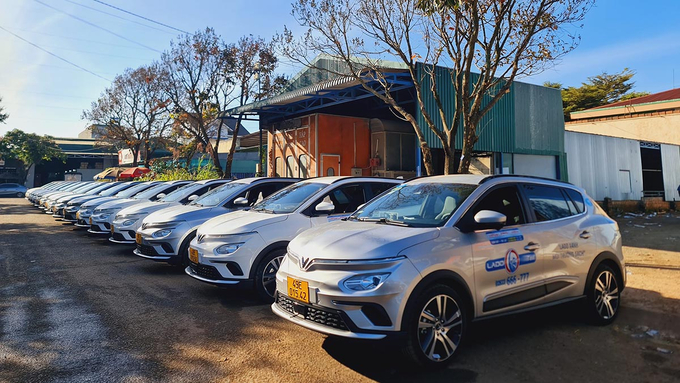 Dàn xe điện của VinFast VF e34 của taxi Lado