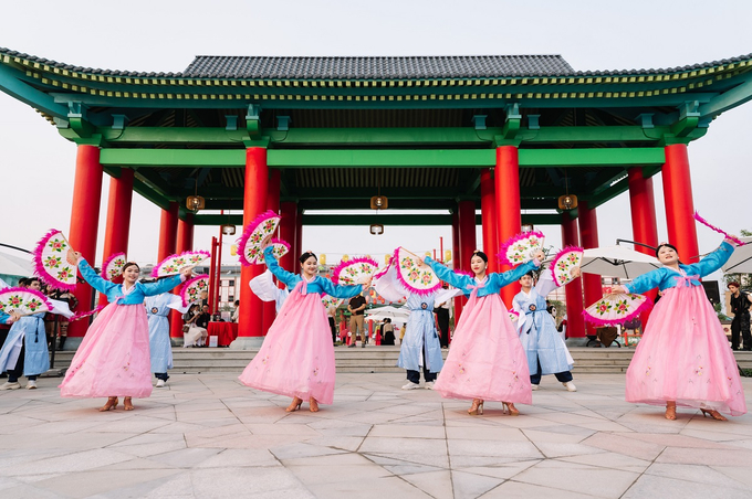 Bộ đôi công viên văn hóa quốc tế K-Park và Royal Square, đã khai trương kỹ thuật từ cuối tháng 4, sẽ mở ra không gian trải nghiệm mới mẻ, đặc sắc cho cư dân và du khách
