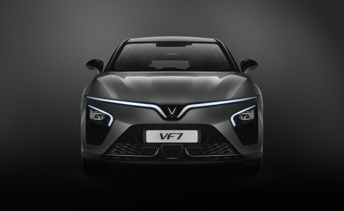 VinFast VF 7 có hai phiên bản Base và Plus
