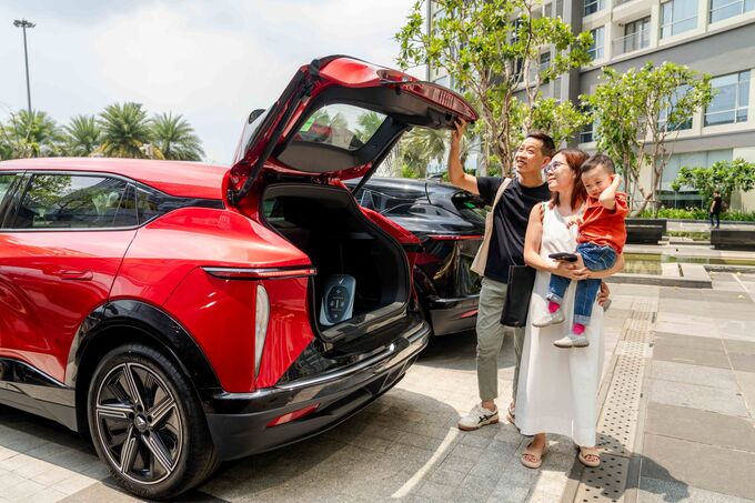 Gia đình chị Trương Phước Thiên Thanh (TP.HCM) chọn VF 7 vì “ưng” thiết kế năng động, trẻ trung