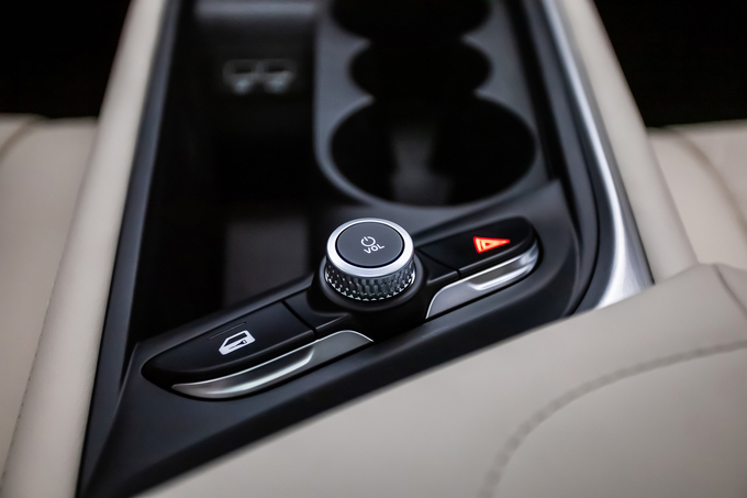 Xe được bảo hành chính hãng 10 năm hoặc 200.000 km (tùy điều kiện nào đến trước)