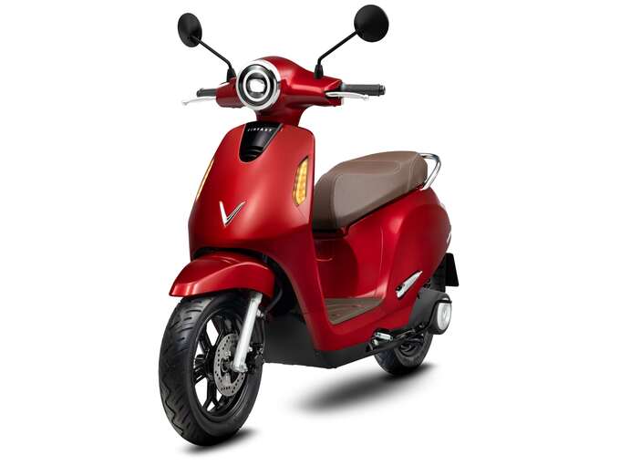 VinFast Evo200 được ứng dụng công nghệ pin đột phá LFP và trang bị động cơ in-hub đặt tại bánh sau, cho khả năng di chuyển lên đến 205 km/lần sạc trong điều kiện vận hành với tốc độ 30km/h và một người lái nặng 65kg