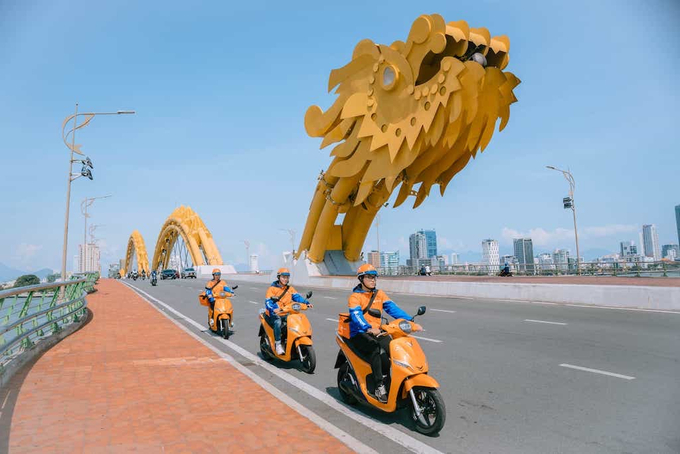 Nhiều hãng kinh doanh dịch vụ gọi xe, giao hàng gần đây cũng đã đầu tư đội xe hoặc khuyến khích tài xế chuyển đổi sang xe điện