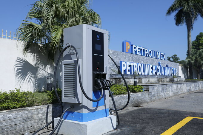 Cùng với việc hợp tác với các đối tác lớn như Petrolimex, VinFast cũng đang chủ động xây dựng hạ tầng trạm sạc và hệ thống xưởng dịch vụ rộng khắp trên toàn quốc