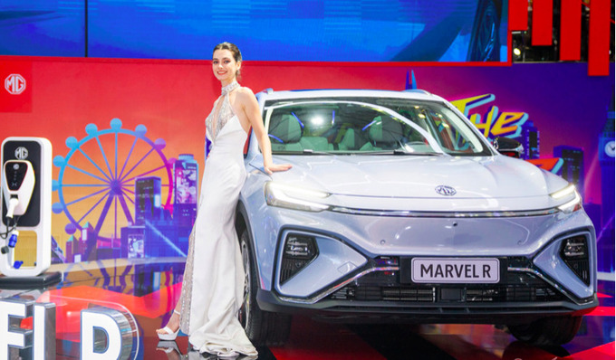Sự xuất hiện của dàn 'mẫu Tây' thả dáng bên cạnh xế hộp đã tạo sức hút đặc biệt cho sự kiện này
