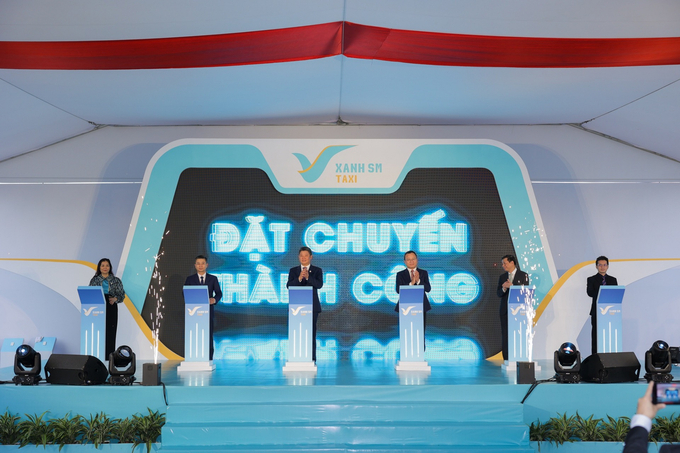 Ban lãnh đạo bấm nút khai trương Taxi Xanh SM