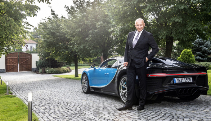 Triệu phú Radim Passer bên cạnh siêu xe Bugatti Chiron