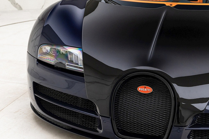 Mui trước xe của Bugatti Veyron Grand Sport Vitesse sử dụng sợi carbon truyền thống. Ảnh Bugatti