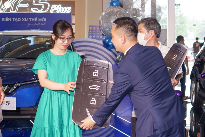 Chị Ngọc Minh (Hà Nội) chọn cho mình một chiếc VF5 màu xanh, trần trắng
