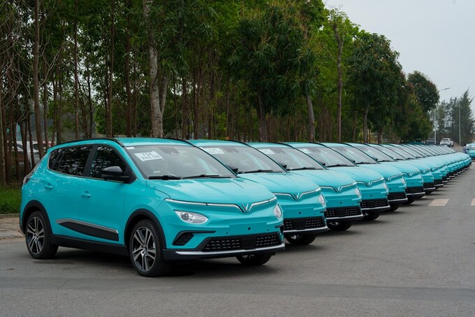 Cận cảnh những chiếc taxi điện VF e34 mang màu xanh Cyan của Taxi Xanh SM. Ảnh: BNEWS/TTXVN phát
