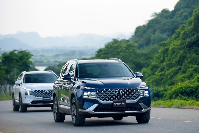 Hyundai Santa Fe thế hệ hiện tại là phiên bản nâng cấp của thế hệ thứ 4