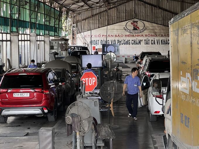 Trong trường hợp xảy ra tình trạng ùn tắc phương tiện đến kiểm định, các đơn vị bố trí làm tăng ca, làm thêm giờ trước, sau và cả trong dịp nghỉ lễ 30/4 - 1/5.