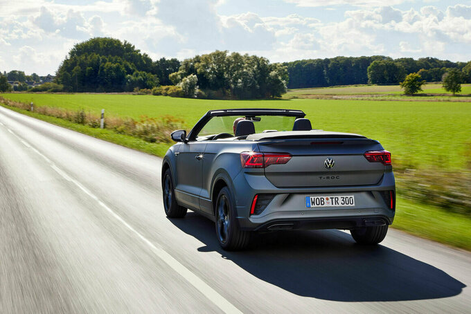 Lượng khí thải CO₂ của T-Roc Cabriolet vào khoảng 141–144 g/km