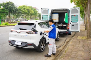 Khách hàng có thể liên hệ với tổng đài CSKH của VinFast qua số hotline 1900.23.23.89