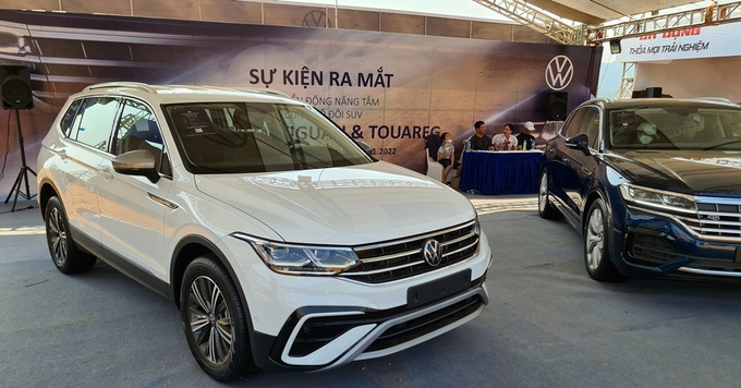 Tiguan gây ấn tượng với cụm đèn chiếc sáng IQ.LIGHT với 2 thấu kính Projector và đèn ban ngày viền phía dưới.