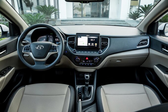 Hyundai Accent 2022 cũng được cải tiến đặc biệt với màn hình giải trí kích thước 8 inch được đặt nổi - xu hướng thiết kế của các mẫu xe mới ra mắt hiện nay và bảng đồng hồ dạng kỹ thuật số. Ảnh Hyundai