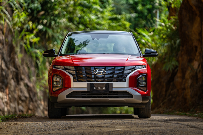 Hyundai Creta luôn được khách hàng đánh giá cao về thiết kế với kiểu dáng mạnh mẽ đậm chất SUV với kích thước Dài x Rộng x Cao tương ứng 4.315 x 1.790 x 1.660 (mm) cùng khoảng sáng gầm xe 200 (mm)