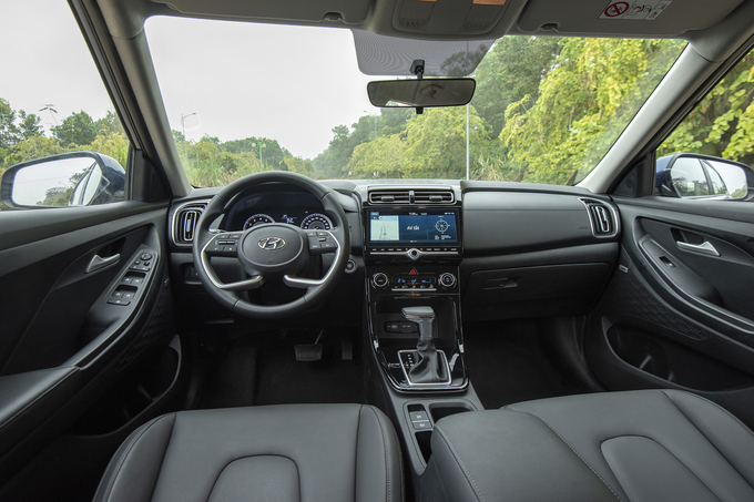 Hyundai Creta cũng gây ấn tượng với khách hàng với hệ thống an toàn chủ động SmartSense với các chức năng hỗ trợ phanh tự động, cảnh báo điểm mù, cảnh báo lệch làn đường, giữ làn đường