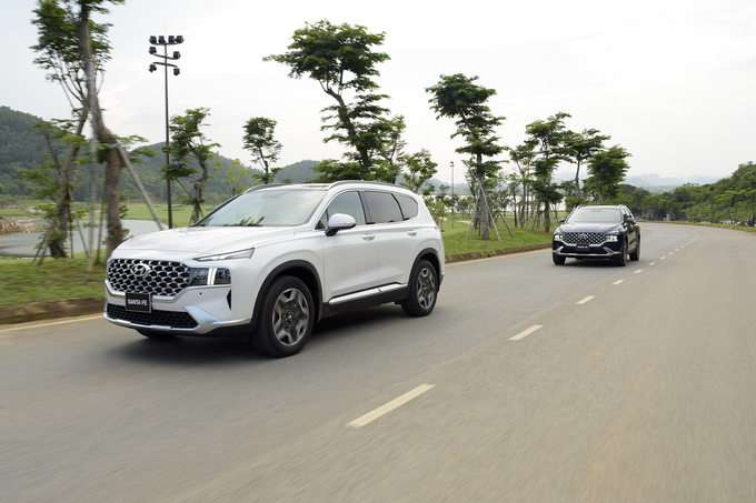 Hyundai Santa Fe với 470 xe bán ra đứng ở vị trí thứ 5, tăng trưởng 108,8%.