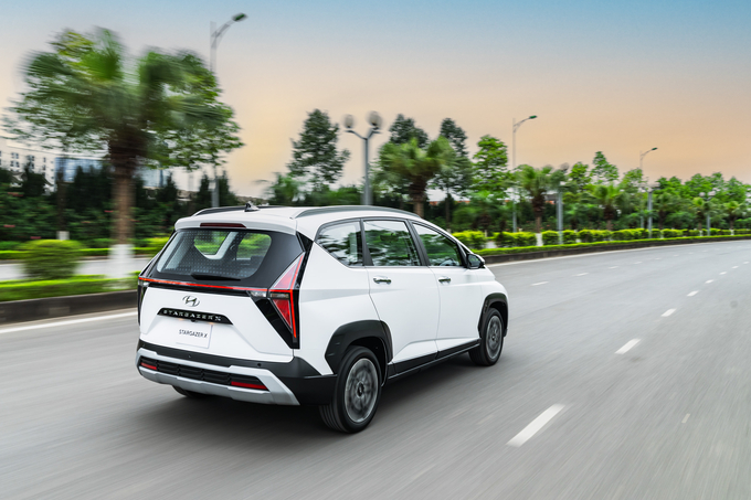 Hyundai Stargazer X - 4