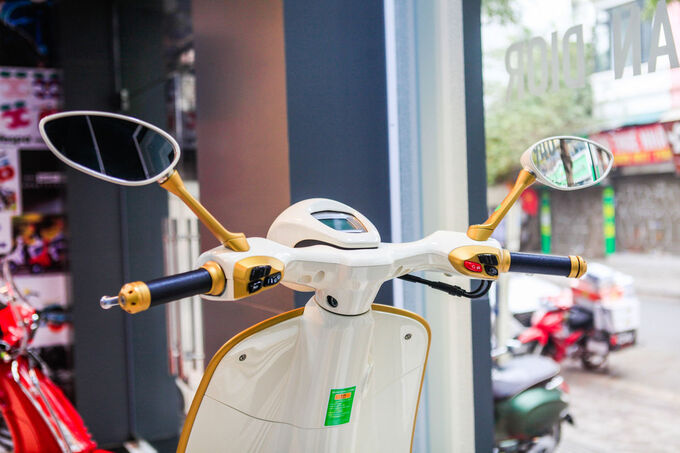 Bảng đồng hồ xe Vespa 946 Christian Dior. Ảnh Showroom