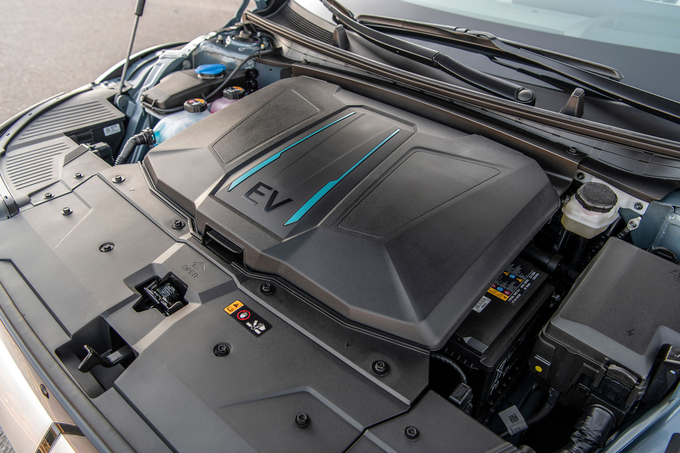 Pin Lithium có dung lượng 72,6kWh.