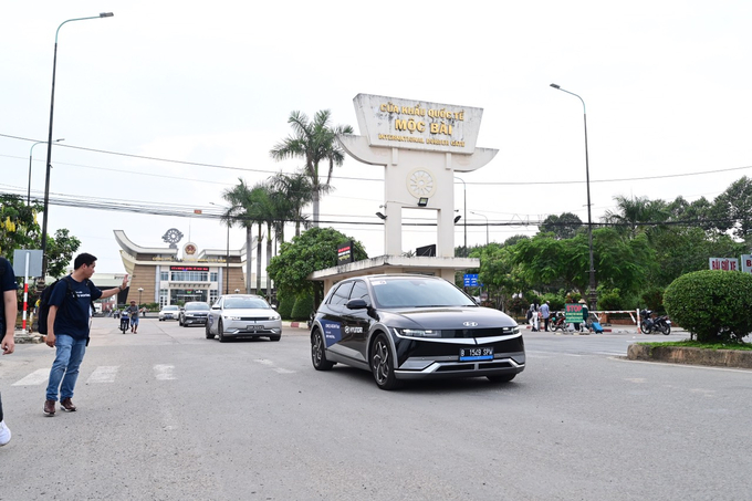 Bên cạnh đó, IONIQ 5 còn sở hữu tính năng V2V (Vehicle to Vehicle), cung cấp năng lượng cho chiếc xe khác bằng chính nguồn năng lượng của xe.