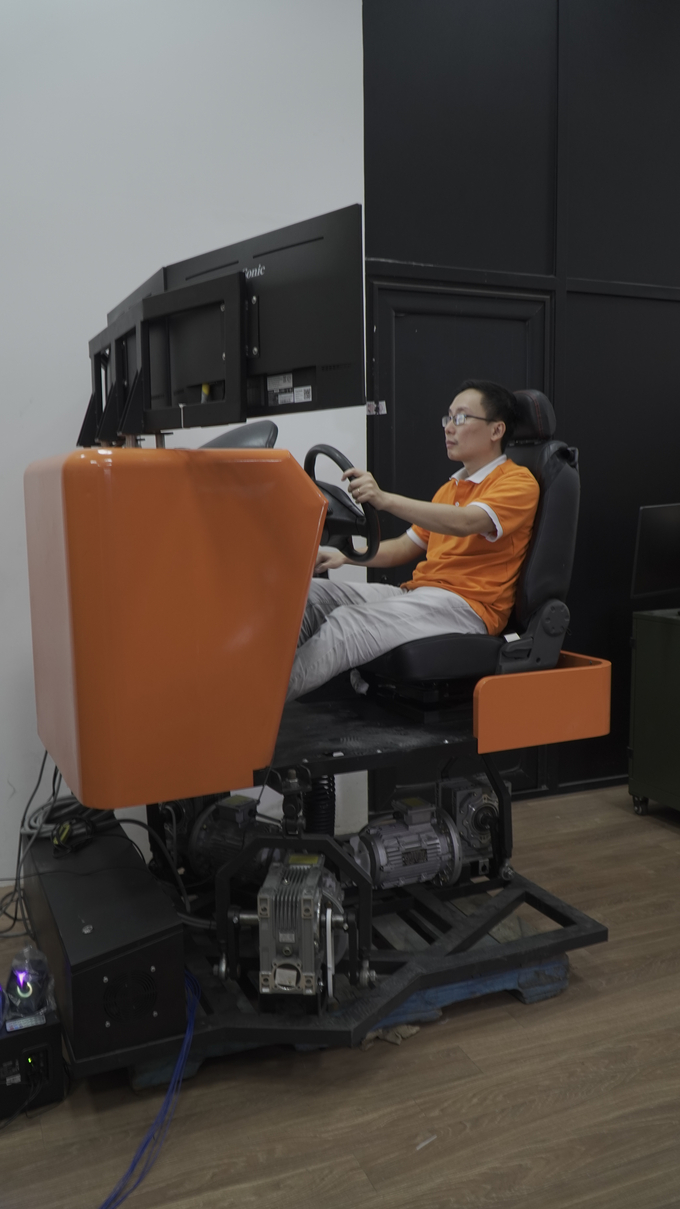 Với phần mềm và thiết bị mô phỏng lái xe, học viên sẽ được tập luyện kỹ năng và phản xạ trong điều kiện địa hình, cung đường, thời tiết, tình huống giao thông khác nhau