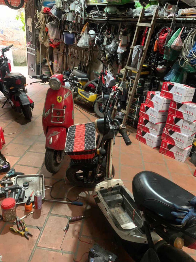 Trước khi xảy ra vụ cháy khiến 14 người tử vong, tầng 1 của ngôi nhà tại Trung Kính được tận dụng làm nơi sửa chữa xe điện, bình ắc quy và các loại xe máy bày khắp nơi.