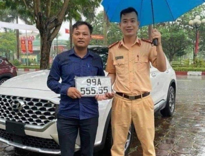 Người đàn ông may mắn bấm được biển số 'ngũ quỹ 5'.