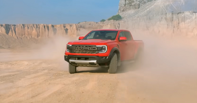 Hệ thống vận hành linh hoạt của Ford Ranger Raptor 2023 là một điểm tâm đáng chú ý khi nhắc tới dòng xe này