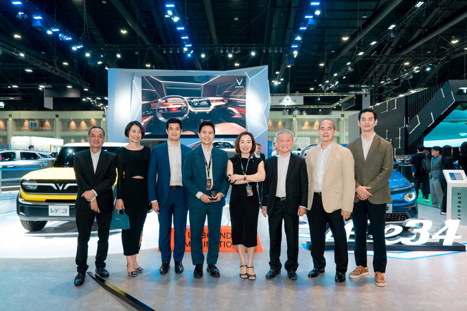 Bà Vũ Đặng Yến Hằng, CEO VinFast Thái Lan cùng đại diện các đại lý tại Thái Lan