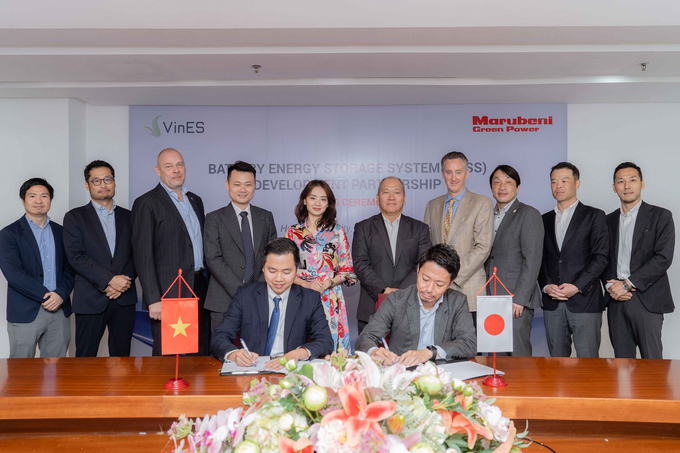 Theo thỏa thuận hợp tác, Marubeni sẽ tiến hành khảo sát đánh giá cùng VinES (thuộc Tập đoàn Vingroup), sau đó sẽ đầu tư, lắp đặt và vận hành BESS tại nhiều địa điểm kinh doanh của các công ty thuộc Tập đoàn Vingroup