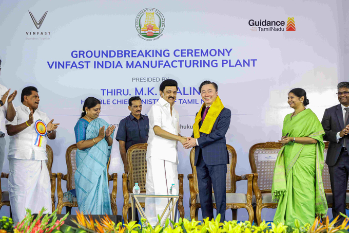 Thủ hiến bang Tamil Nadu, ông M.K. Stalin chúc mừng Tổng Giám đốc VinFast Ấn Độ, ông Phạm Sanh Châu trong buổi lễ động thổ nhà máy VinFast