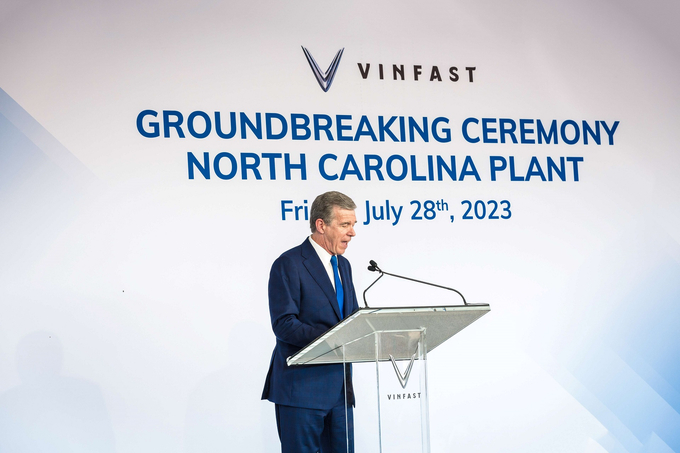 Ông Roy Cooper, Thống đốc bang Bắc Carolina/ Roy Cooper, North Carolina Governor